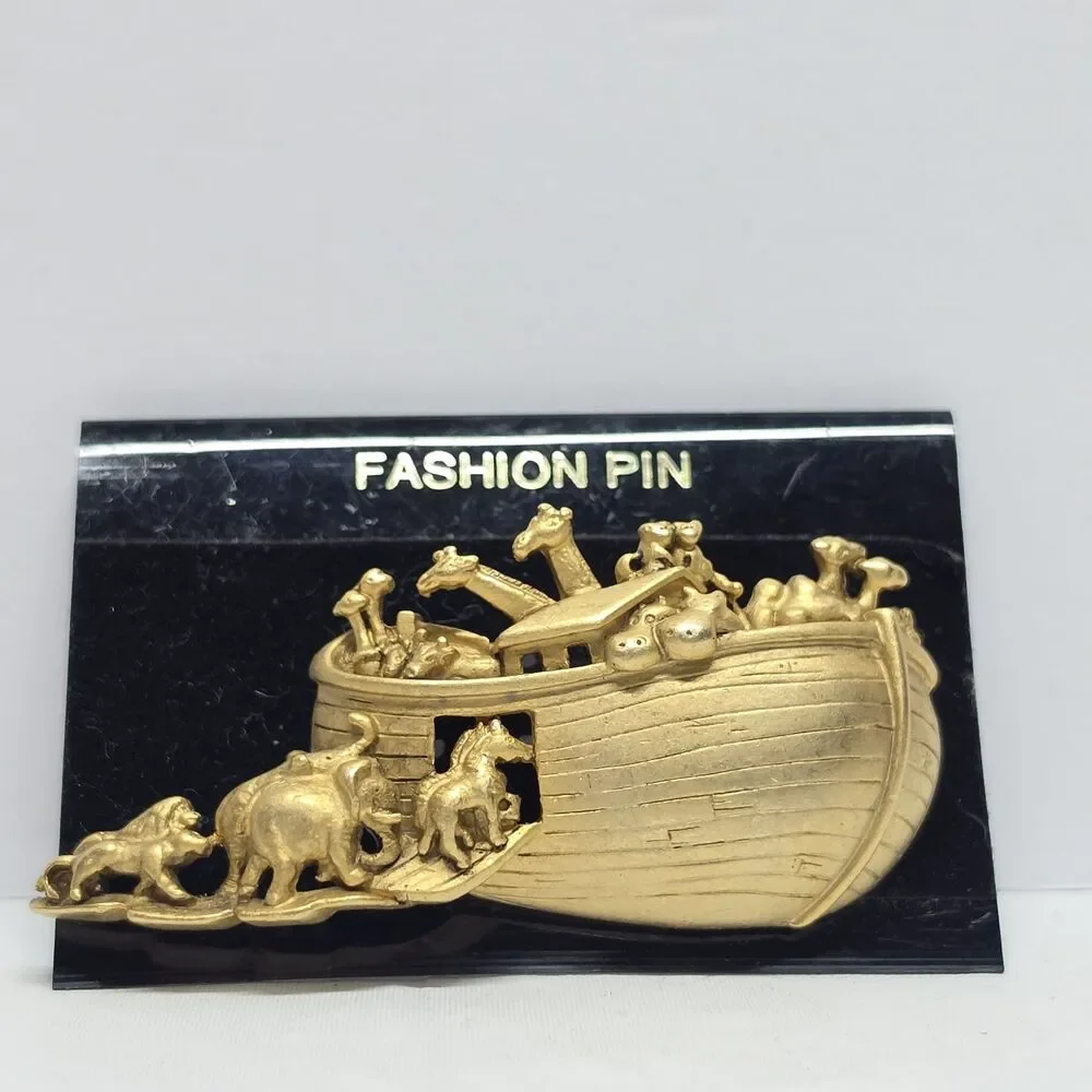 Vtg AGC Classic Gold Noah’s Ark Christian Faith Bible Story Christmas Pin Brooch